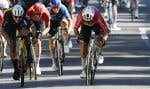 Le Néerlandais Dylan Groenewegen (à droite) et le Belge Arnaud de Lie (en noir, à gauche) lors du sprint final vers ligne d’arrivée de la sixième étape du Tour de France, jeudi, à Dijon.