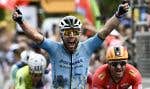 Le coureur britannique de l’équipe Astana Qazaqstan, Mark Cavendish, passe la ligne d’arrivée devant le coureur norvégien de l’équipe Uno-X Mobility, troisième, Alexander Kristoff (R), pour remporter la 5e étape de la 111e édition de la course cycliste du Tour de France, le 3 juillet 2024.