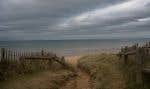 Sword Beach, plage de mon enfance, plage d’histoire. Ici, au matin du 6 juin 1944, les Alliés débarquent. Ainsi que 177 hommes du commandant Kieffer, 177 Français. Ces derniers forment le Commando n°4 de la Brigade des forces spéciales, et ils sont les seuls Français à débarquer ce matin-là.