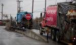 Pour commencer, les camions de recyclage pleins sont pesés à leur arrivée au centre de tri. Pourquoi ? Pour connaître la quantité de déchets qui entrent dans l’usine. Puis, les camions déchargent leur contenu dans le centre de tri. Le centre de Lachine, à Montréal, collecte le recyclage d’un Montréalais sur deux. Le reste des déchets est réparti dans l’un des trois autres sites de tri de l'île de Montréal.