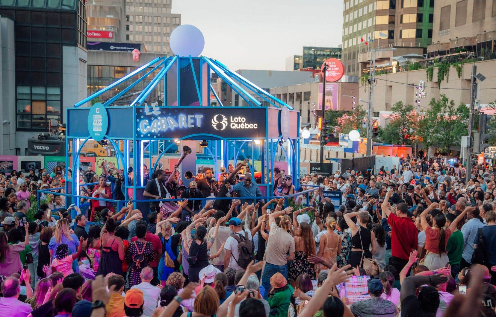 La formation musicale Rara Soley en concert sur la scène du Cabaret Loto Québec, à Montréal, dans le cadre du FIJM 2024