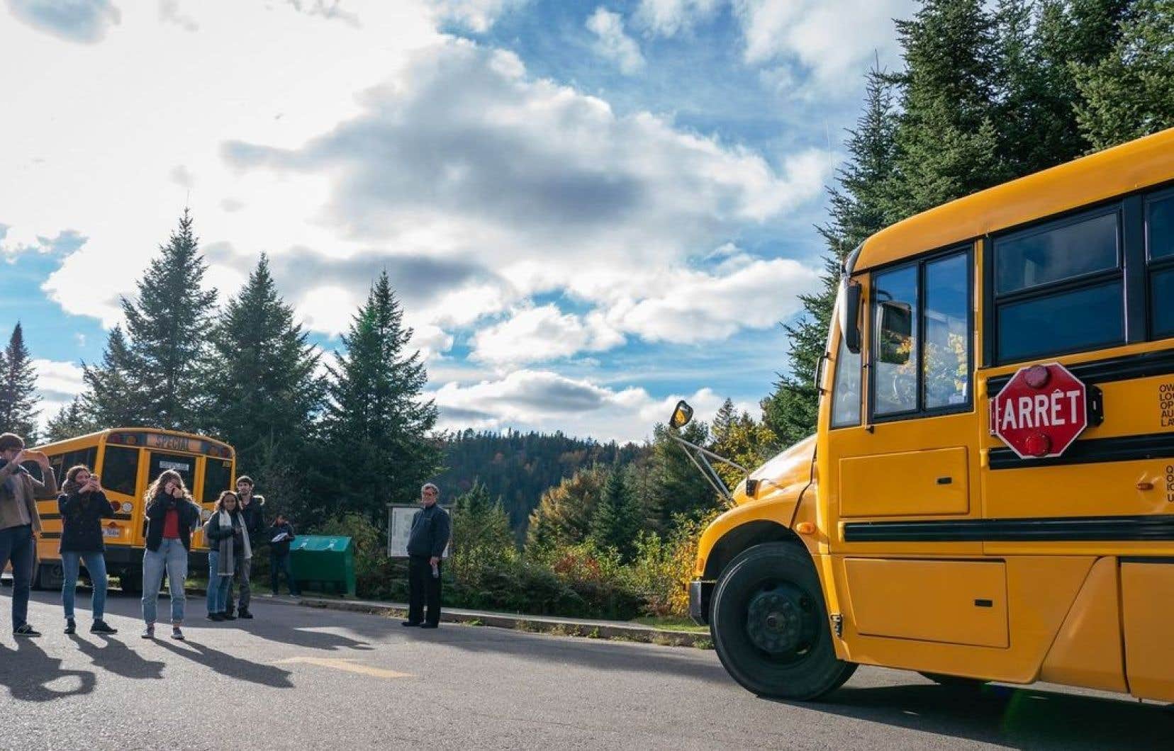 Navette Nature propose des départs en autobus scolaire de Montréal et de Québec vers différents parcs des environs.