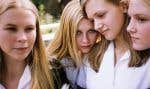 Les quatre soeurs Lisbon quelques mois après le suicide de leur soeur cadette, Cecilia, dans le film « The Virgin Suicides»