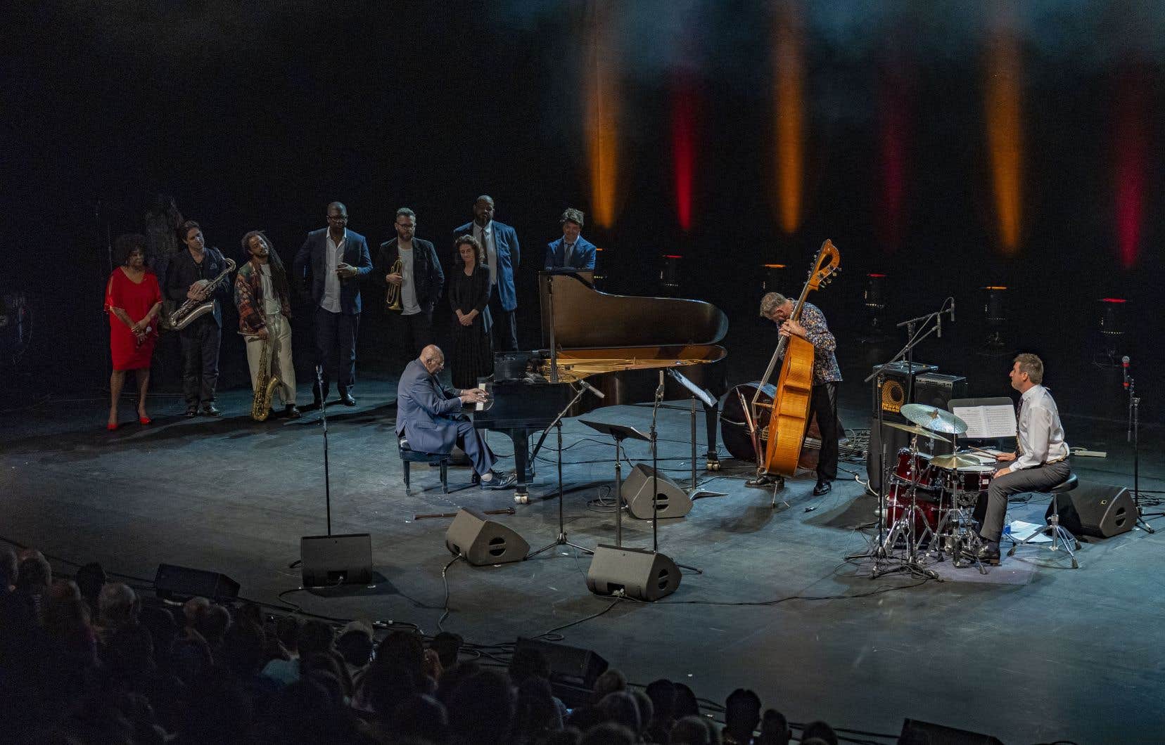 L’auditoire du théâtre Jean-Duceppe a vibré de joie samedi soir en entendant le chef d’orchestre Jim Doxas et sa famille musicale souhaiter un joyeux 90e anniversaire au compositeur et pianiste Oliver Jones, point d’orgue à dix fastes soirées de concerts.