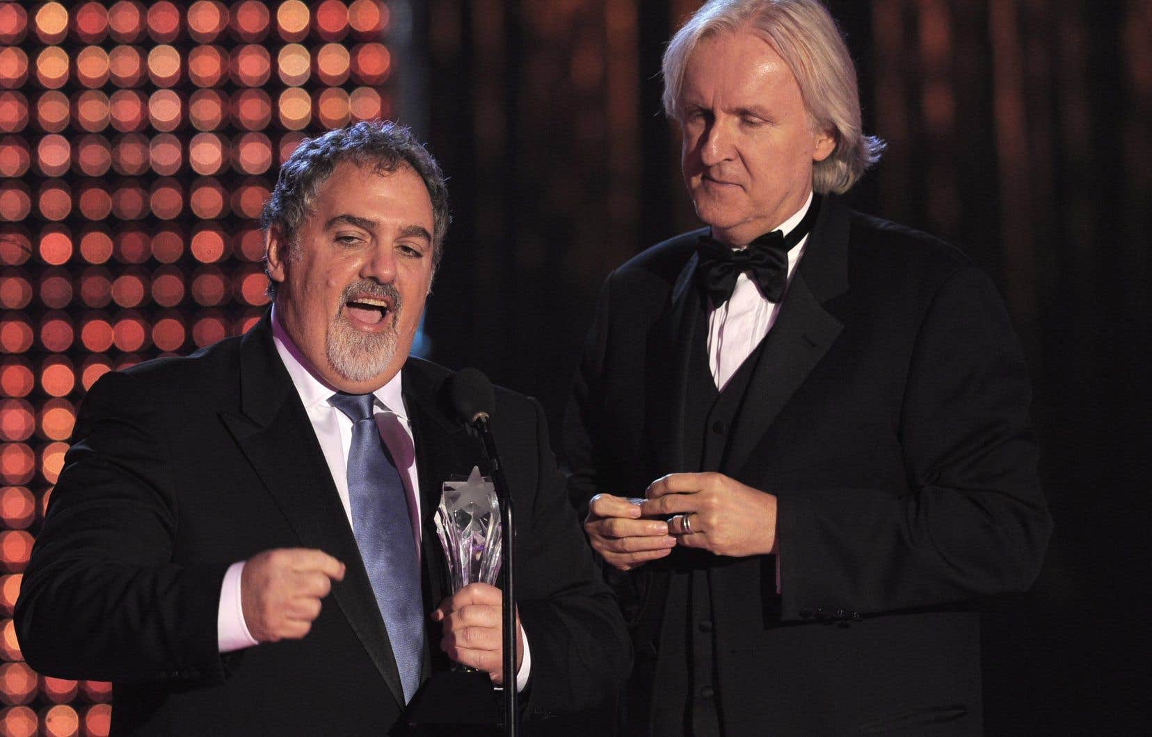 Le producteur Jon Laudau (gauche) et le réalisateur James Cameron (droite)  lors du 15e Critics Choice Movie Awards, en 2010.