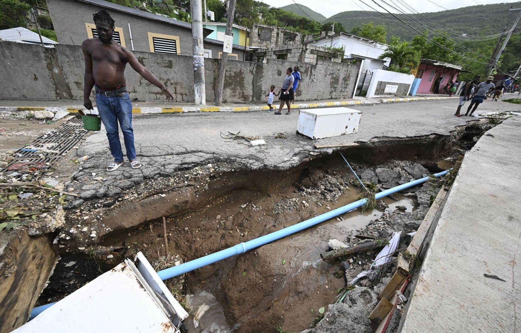 À la Jamaïque, plus de 400 000 personnes se sont retrouvées privées d’électricité après son passage mercredi.