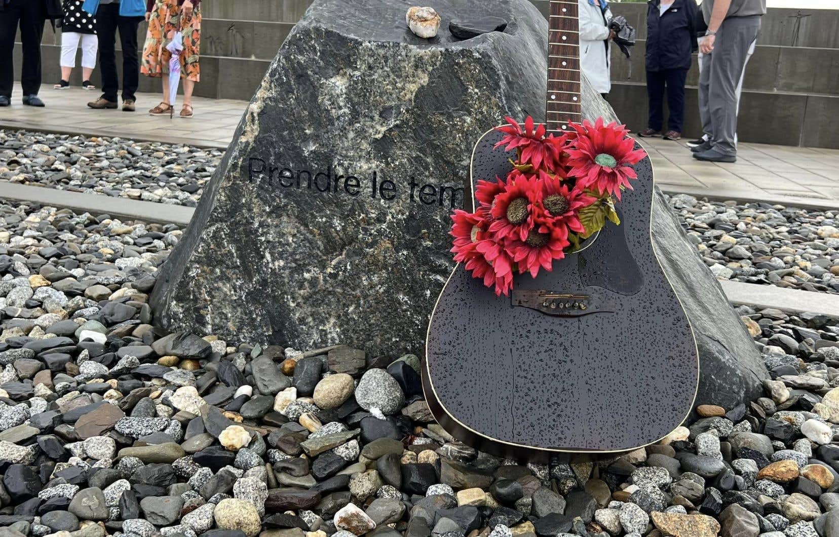 Dans la municipalité estrienne de près de 6000 habitants, les drapeaux ont été mis en berne pour souligner ce triste anniversaire. En ce jour de souvenir, aucun train ne circulera en ville, par respect pour les victimes.