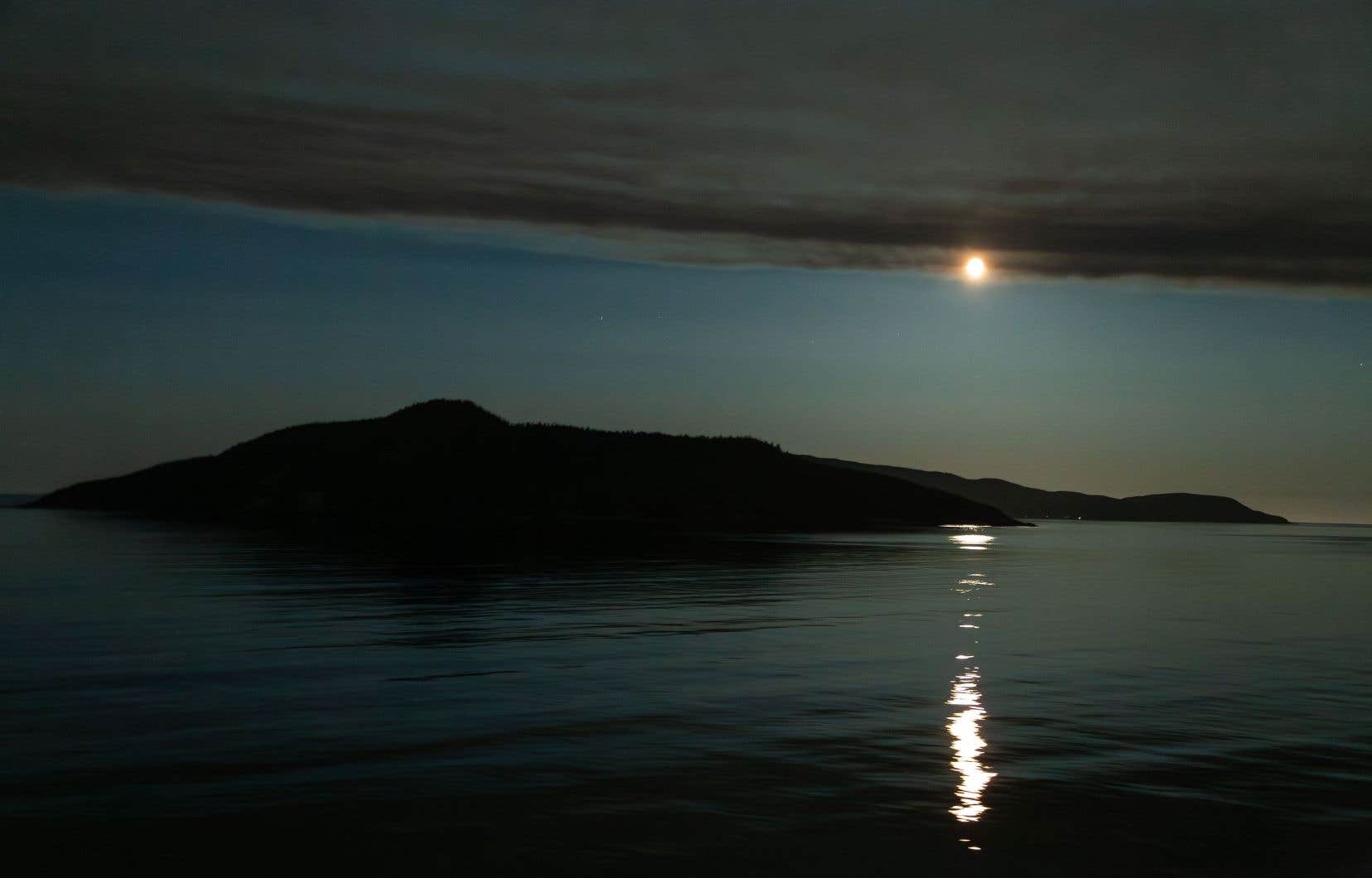 «Ce que l’on entend quand rien ne se fait entendre», a dit Paul Valéry. Ci-dessus, le silence dans la nuit des îles bordant la ville de Sept-Îles, sur la Côte-Nord.