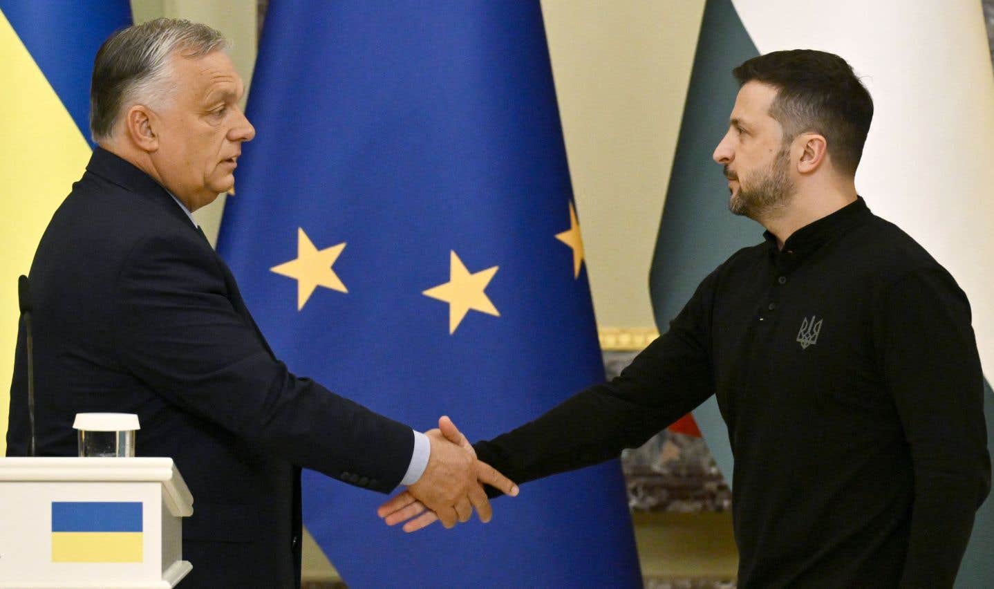 Le président ukrainien, Volodymyr Zelensky (à droite) serre la main du premier ministre hongrois Viktor Orban, dont le pays vient de prendre la présidence de l’Union européenne.
