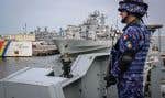 Un militaire de la marine roumaine à bord d’un navire de guerre stationné au port roumain de Constanta, lors de l’exercice «Sea Shield 24» de l’OTAN, le 16 avril 2024.