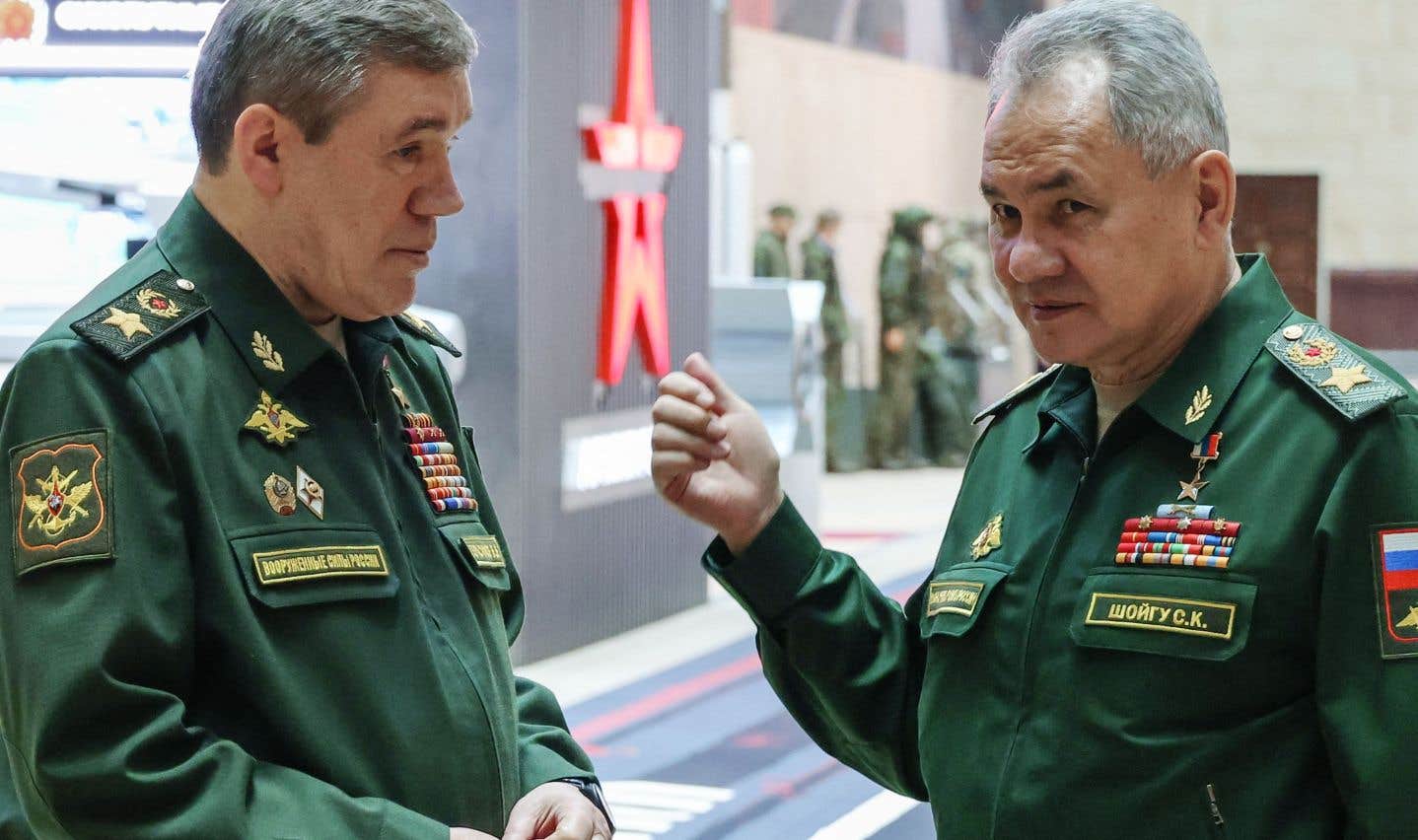 Le chef d’état-major russe Valéri Guérassimov et l’ex-ministre de la Défense Sergueï Choïgou, photographiés ici le 19 décembre 2023, sont accusés de crimes de guerre par la CPI.