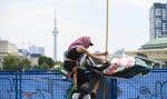 Des manifestants retirent une banderole pro-palestinienne d’une clôture entourant le campement de l’Université de Toronto, mercredi.