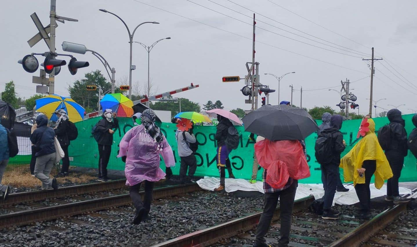 Des manifestants anticoloniaux ont bloqué samedi un chemain de fer près de Saint-Bruno-de-Montarville.