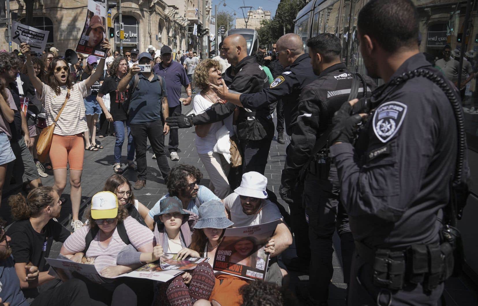 La police disperse les civils qui bloquent une route lors d’une manifestation marquant le neuvième mois du début de la guerre et demandant un cessez-le-feu et la libération des otages détenus par le Hamas, à Jérusalem, le dimanche 7 juillet.