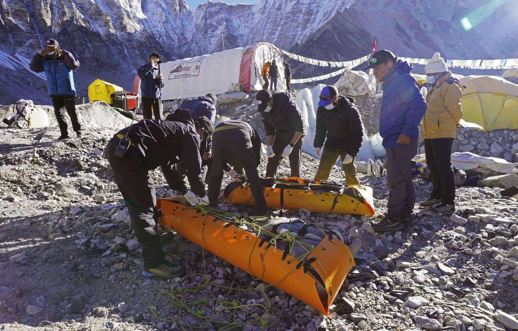 Ang Babu, qui dirigeait l’équipe de Sherpas, a déclaré qu’il pourrait y avoir jusqu’à 40 à 50 tonnes de déchets au col Sud, le dernier camp avant que les alpinistes ne tentent d’atteindre le sommet.