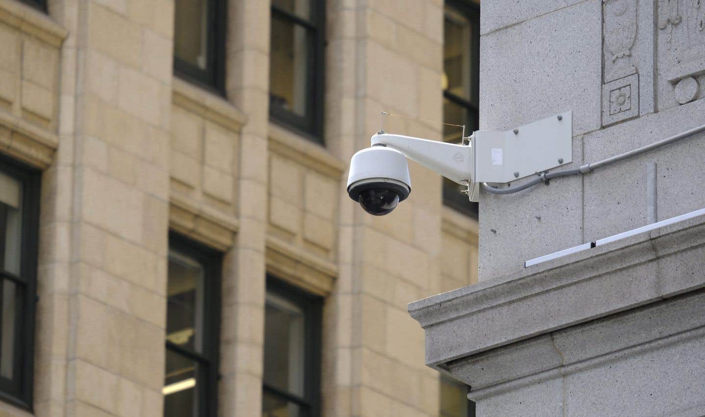 Les systèmes de reconnaissance faciale sont une forme de technologie biométrique qui utilise l’IA pour identifier les personnes en comparant des images ou des vidéos de leurs visages – souvent capturées par des caméras de sécurité – avec des images d’elles existantes dans des bases de données.