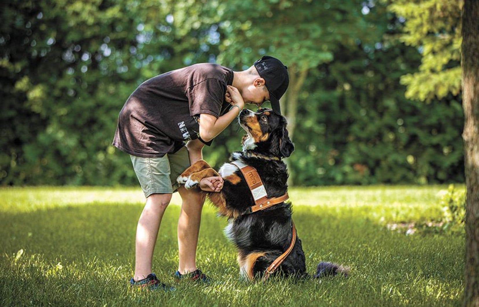 Un bénéficiaire au programme pour jeunes présentant un trouble du spectre de l’autisme avec son chien Mira.