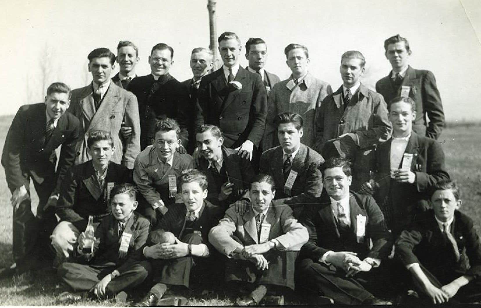 Guy Rocher et Camille Laurin en compagnie de l’abbé Bellemare et des membres de l’Académie St-Mary’s, 1940-41.