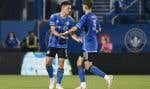 Le joueur du CF Montréal Matias Coccaro (à gauche) célèbre avec son coéquipier Joaquin Sosa (numéro 3, à droite) après avoir inscrit un but contre les Whitecaps de Vancouver, samedi soir, au stade Saputo.