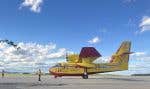 Un avion-citerne du Québec était stationné à l’aéroport de Happy Valley-Goose Bay avant d’aller lutter contre les incendies de forêt dans le centre du Labrador, le 20 juin dernier.