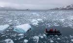 Cela « peut conduire au dépassement d’un point de bascule, au-delà duquel l’eau de l’océan s’introduit de manière illimitée sous la calotte glaciaire, via un processus de fonte incontrôlée », avertit l’étude.