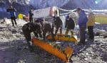 Ang Babu, qui dirigeait l’équipe de Sherpas, a déclaré qu’il pourrait y avoir jusqu’à 40 à 50 tonnes de déchets au col Sud, le dernier camp avant que les alpinistes ne tentent d’atteindre le sommet.