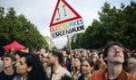 Des manifestants participent à un rassemblement contre l’extrême droite, place de la République à Paris, le 3 juillet dernier.