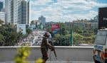 Un membre des forces de sécurité kényanes est posté en surplomb d’une manifestation contre les projets de taxes du gouvernement, au centre-ville de Nairobi, mardi.