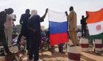 Lors du coup d’État au Niger, l’été dernier, bon nombre de drapeaux russes pouvaient être aperçus dans les manifestations en soutien à la junte militaire.