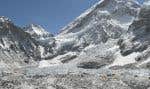 Le changement climatique fait fondre des couches de neige et de glace, révélant les cadavres de centaines d’alpinistes qui ont péri en tentant d’atteindre le toit du monde.