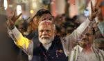 Le premier ministre indien, Narendra Modi, a salué mardi ses partisans lors de son arrivée au quartier général du Bharatiya Janata Party (BJP), à New Delhi, en Inde, dans la foulée de sa victoire aux élections législatives.