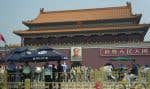 Sur la place Tiananmen, des groupes de touristes ont été vus mardi matin prenant la pose à côté du mausolée du dirigeant chinois Mao Tsé-toung.