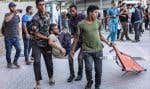 Des personnes transportent un homme blessé par les bombardements israéliens alors qu’elles arrivent devant le complexe médical Nasser à Khan Yunis,  le 5 juillet 2024. Photo by Bashar TALEB / AFP)