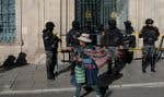 Des policiers montent la garde devant le palais présidentiel de la Bolivie, jeudi, au lendemain de la tentative de coup d’État avortée.