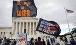 Des manifestants s’opposant à Donald Trump se sont rassemblés devant la Cour suprême des États-Unis le 1er juillet dernier à Washington, DC, le jour où la Cour suprême a dévoilé sa décision sur l’immunité présidentielle concernant les poursuites pénales.