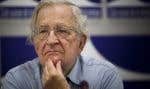 Noam Chomsky, linguiste américain, est connu pour ses critiques de la politique étrangère des États-Unis, du capitalisme d’État et des grands médias.