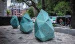 Le triptyque des sculptures vertes baptisé « Les diamants irréguliers » rend hommage au « fier monde » habitant le quartier montréalais du Centre-Sud.